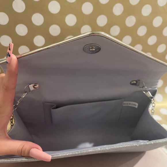 COPY - 𝑺𝒊𝒍𝒗𝒆𝒓 𝑪𝒍𝒖𝒕𝒄𝒉 𝑷𝒖𝒓𝒔𝒆 - Picture 4 of 6